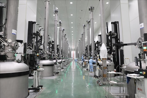 曲靖經(jīng)開區(qū)晶澳太陽能生產(chǎn)車間場景。 葉倬瑋攝