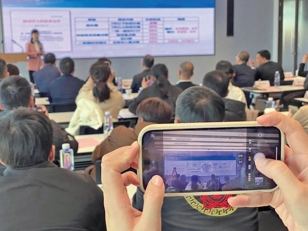 1月2日，“百團(tuán)千企出海拓市場(chǎng)增訂單”行動(dòng)啟動(dòng)。蔣文廣 攝