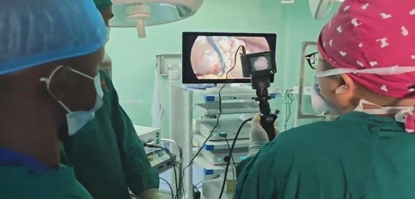吳巍醫(yī)生（右一）在開展雙鏡聯(lián)合手術。中國援桑醫(yī)療隊供圖