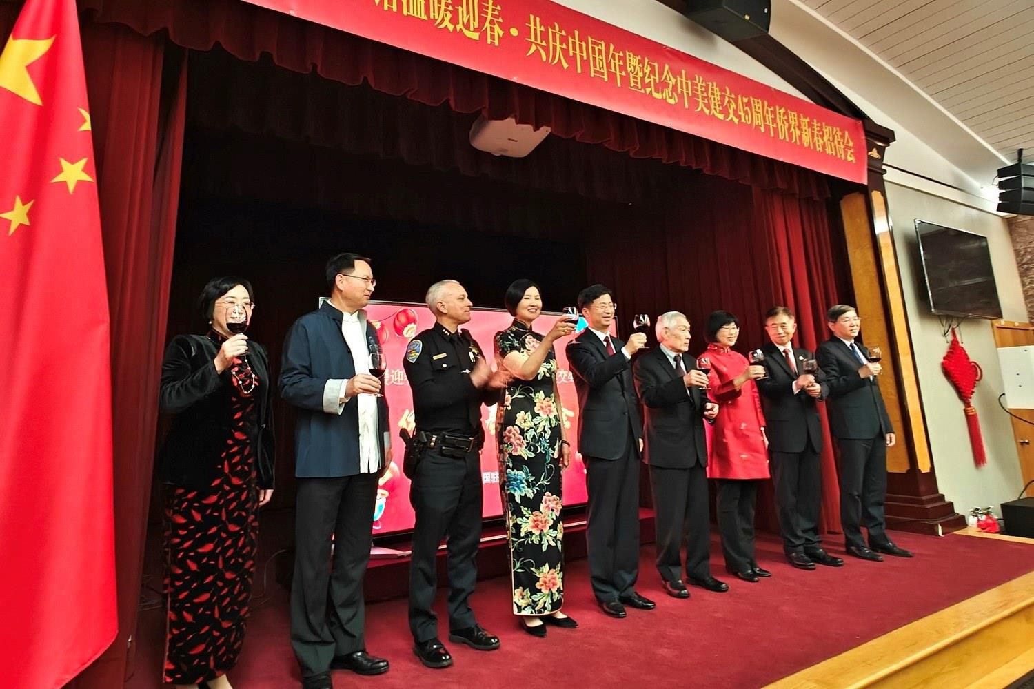 僑胞代表與駐舊金山總領(lǐng)館官員合影。主辦方供圖