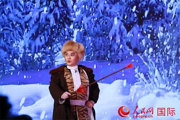 現(xiàn)代京劇《智取威虎山》選段《打虎上山》。人民網(wǎng) 許可攝