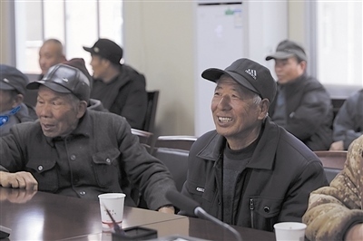  圖③：農(nóng)民工臉上洋溢著笑容。