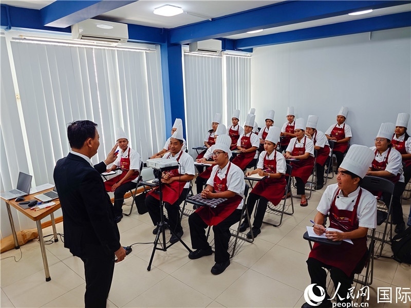 教師向學員授課。人民網(wǎng)記者 謝佳君攝