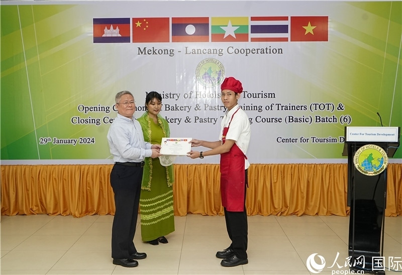 潘峰參贊向學員頒發(fā)證書。人民網(wǎng)記者 謝佳君攝