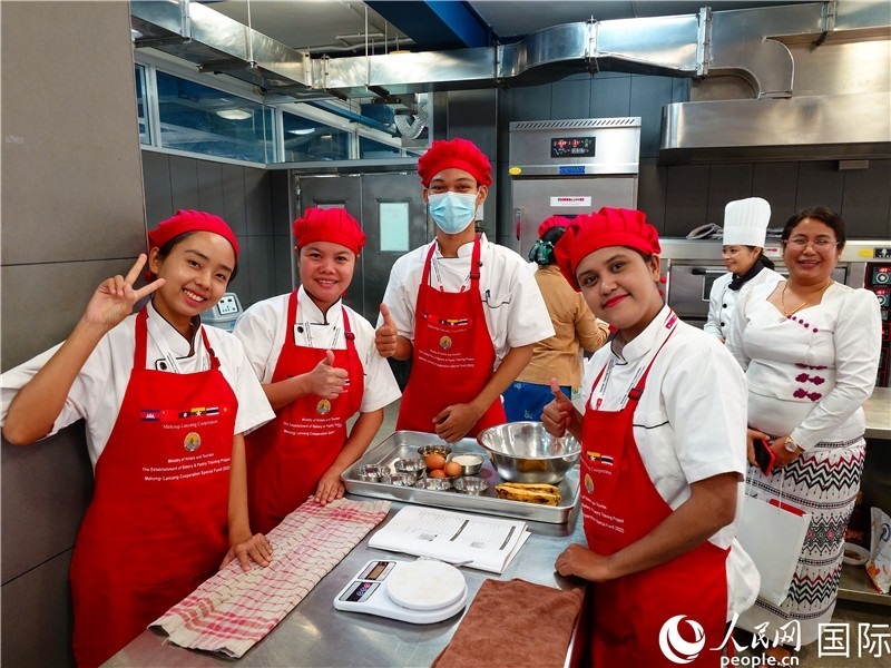 學員進行實操練習。人民網(wǎng)記者 謝佳君攝