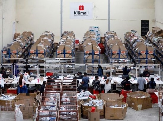 2023年11月11日，在肯尼亞姆洛隆戈，Kilimall員工在倉庫內(nèi)工作。新華社記者 李亞輝 攝