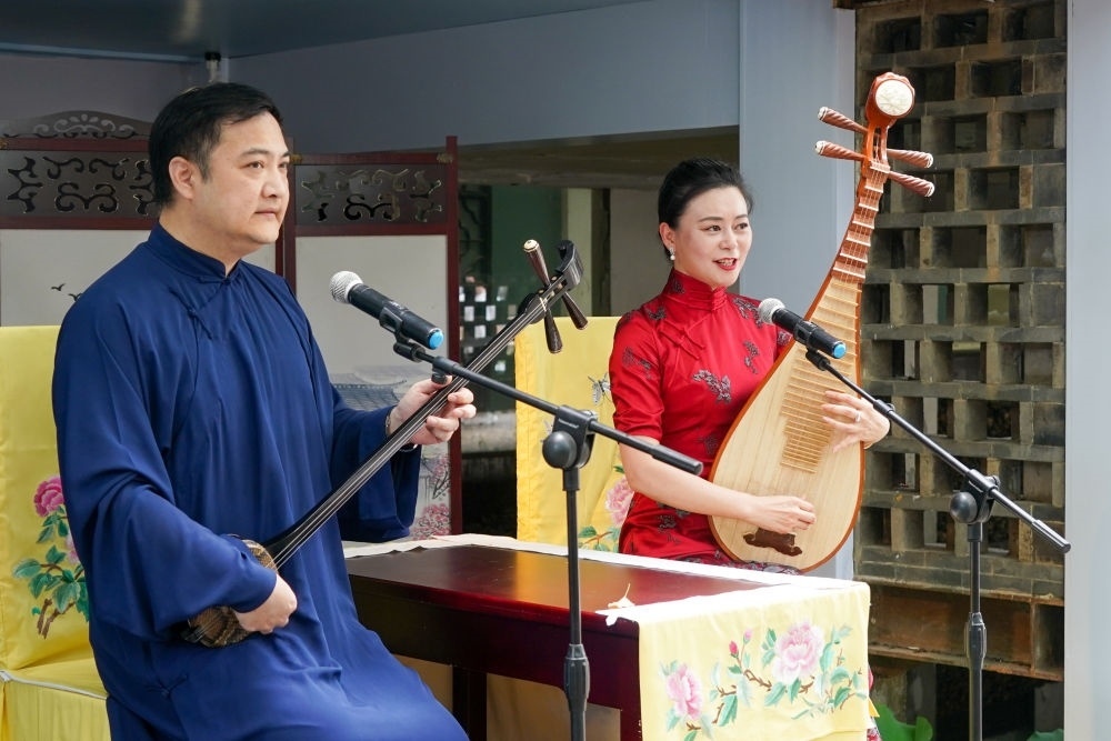 評彈藝人在蘇州平江路上的一家評彈店內(nèi)進行表演（2023年7月7日攝）。新華社記者 李博 攝