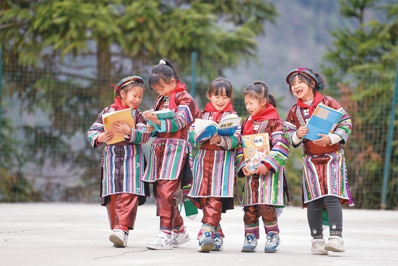 位于貴州省黔東南苗族侗族自治州從江縣大山深處的西山鎮(zhèn)中寨教學(xué)點(diǎn)，是一所全校均為瑤族學(xué)生的“微小學(xué)”。近年來(lái)，隨著教學(xué)條件逐漸改善，學(xué)校發(fā)生了翻天覆地的變化。圖為2023年2月16日，領(lǐng)到新書的瑤族學(xué)生在一起交流。 新華社記者 楊文斌/攝