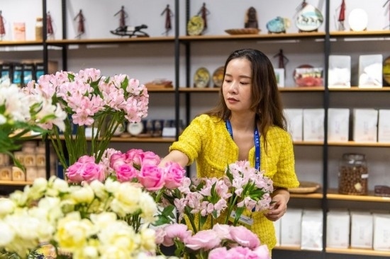 2023年7月1日，在位于湖南省長沙市的湖南高橋大市場(chǎng)，中非經(jīng)貿(mào)博覽會(huì)常設(shè)展館展區(qū)肯尼亞館工作人員在整理產(chǎn)自非洲的鮮花。新華社記者 陳思汗 攝