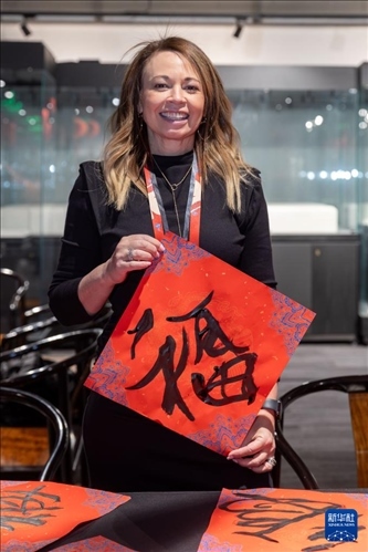 1月28日，在上海豫園舉行的民俗活動上，美國馬斯卡廷初中校長珍妮弗·李·弗里德利展示自己寫下的“福”字。 新華社記者 王翔 攝
