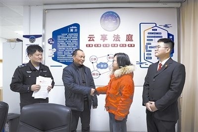  圖②：雙方當(dāng)事人達(dá)成調(diào)解協(xié)議，握手言和。