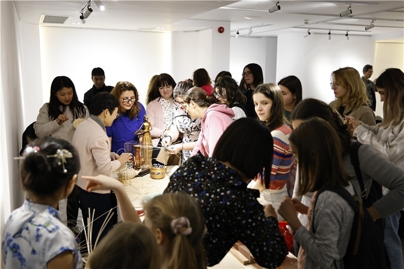 羅馬尼亞觀眾體驗(yàn)安溪竹藤編技藝。 布加勒斯特中國文化中心供圖