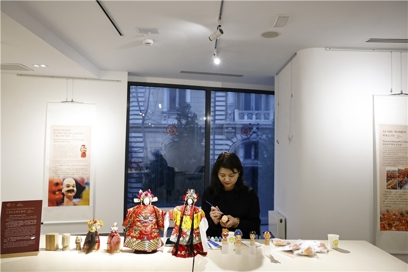 中國泉州的非遺大師制作江加走木偶頭雕刻。 布加勒斯特中國文化中心供圖_副本