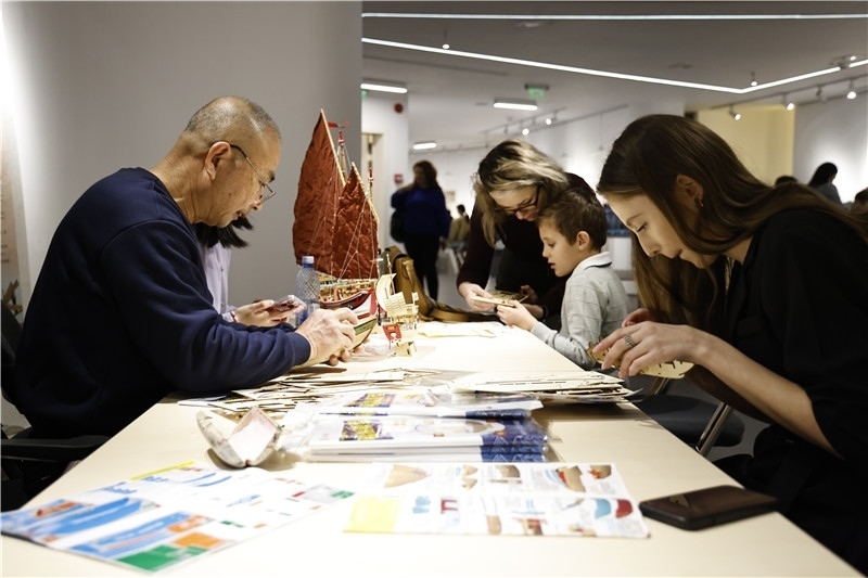 中國泉州非遺大師現(xiàn)場指導(dǎo)制作水密隔艙福船制造技藝。 布加勒斯特中國文化中心供圖