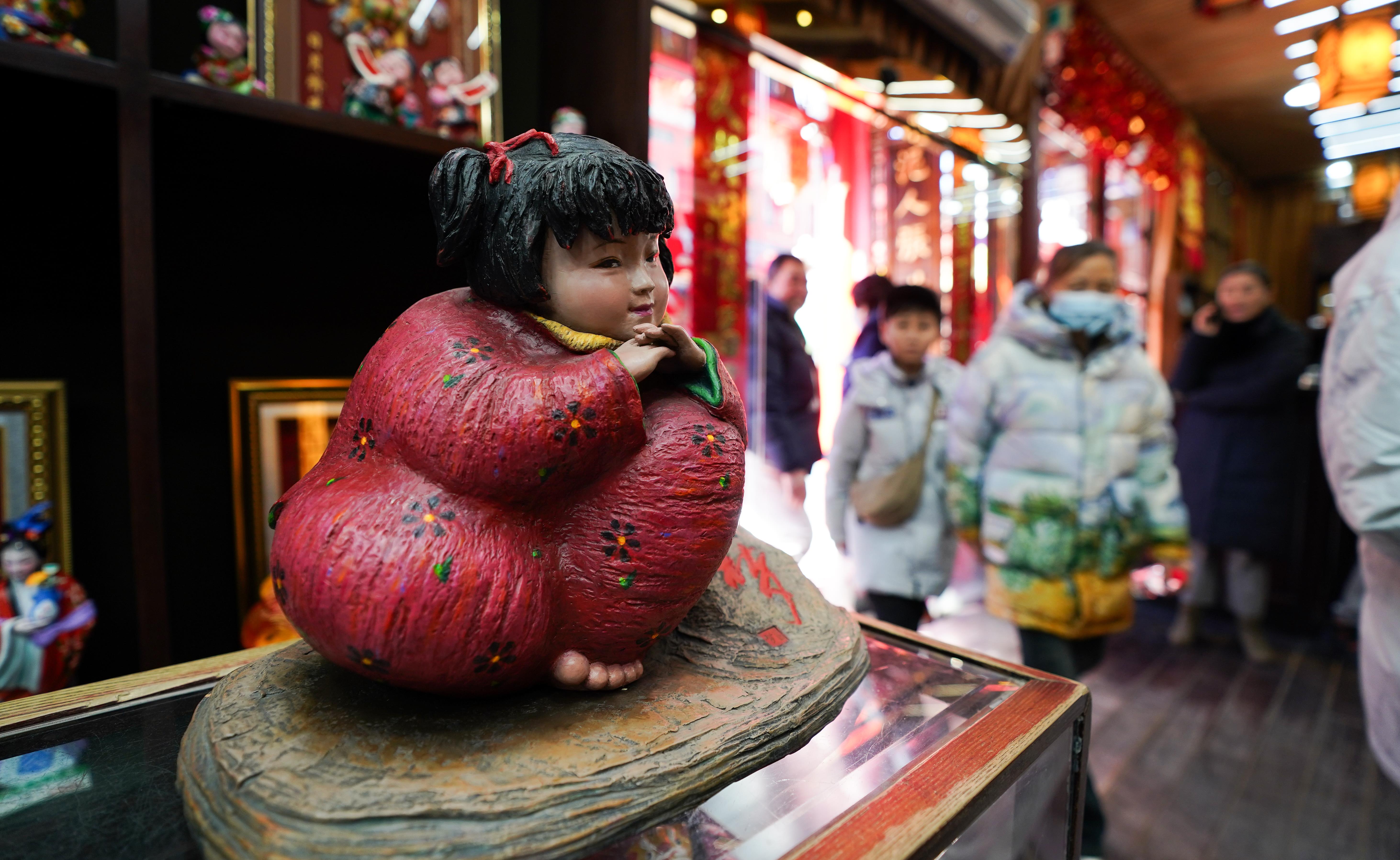 △泥人張彩塑是天津的傳統(tǒng)民間手工藝品，為天津市首批國家級(jí)非物質(zhì)文化遺產(chǎn)。（總臺(tái)國廣記者李晉拍攝）