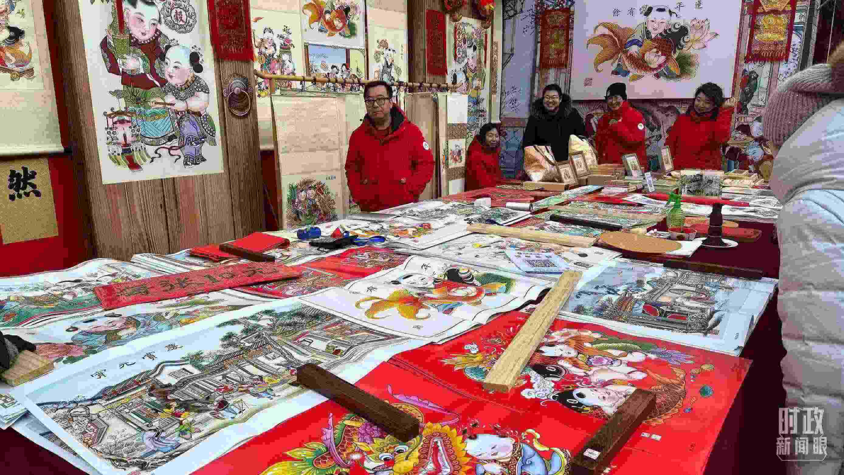 △市民們正在天津古文化街選購年畫。（總臺央視記者黎兵拍攝）