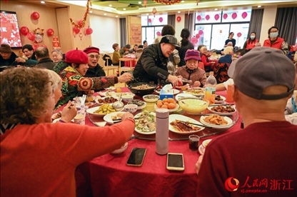 老人們享用公益年夜飯。人民網(wǎng)記者 葉賓得攝