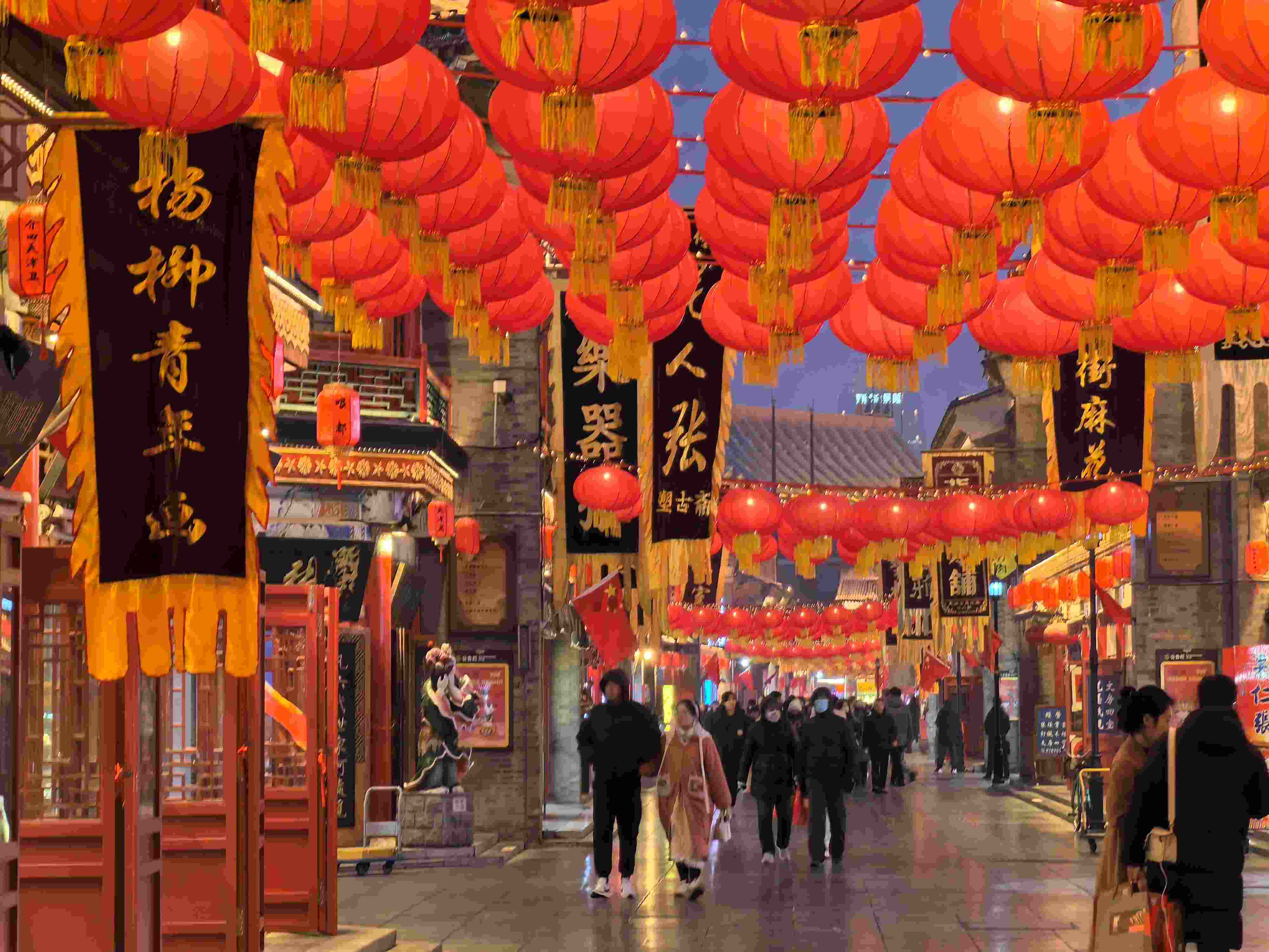 △春節(jié)臨近，古文化街上年味兒漸濃。（總臺(tái)央廣記者潘毅拍攝）