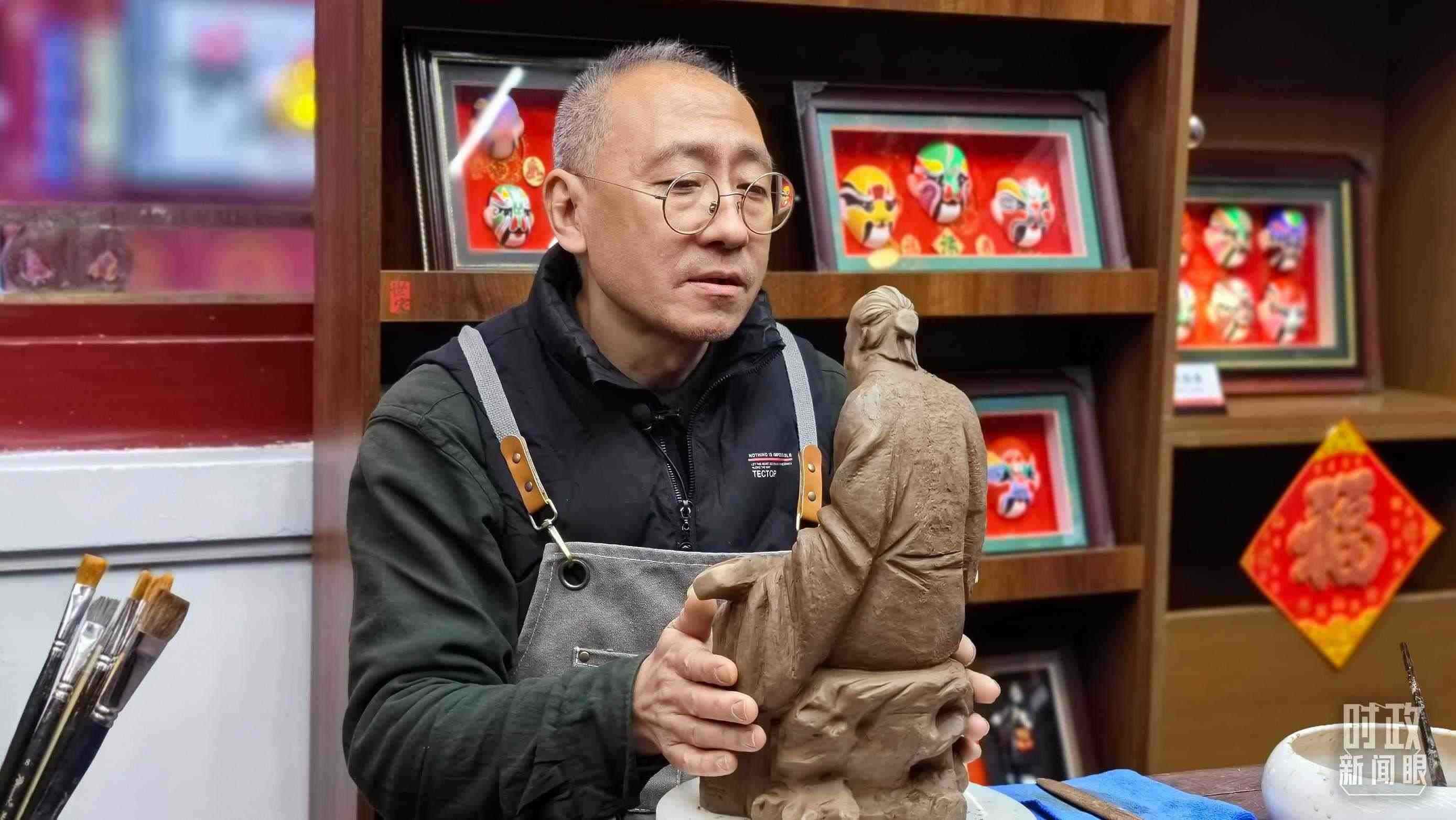 △“泥人張”的匠人正在雕塑。（總臺央視記者潘毅拍攝）