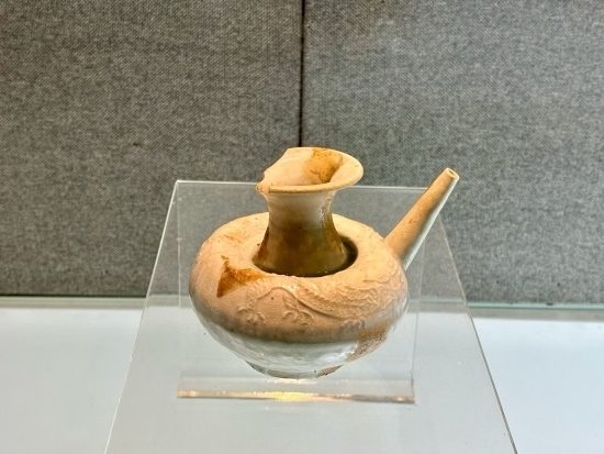 德化縣陶瓷博物館收藏的龍紋軍持。人民網(wǎng)記者 金慧慧攝