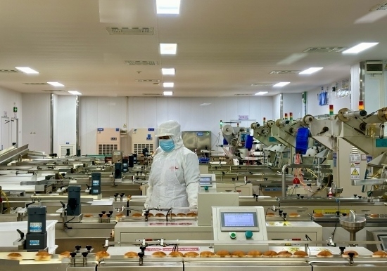 盼盼5G智慧工廠生產(chǎn)線正在進(jìn)行產(chǎn)品質(zhì)檢。人民網(wǎng)記者 金慧慧攝