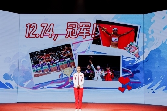 “何以中國·向海泉州”網(wǎng)絡(luò)主題活動現(xiàn)場，林雨薇講述奪冠經(jīng)歷。泉州廣播電視臺供圖