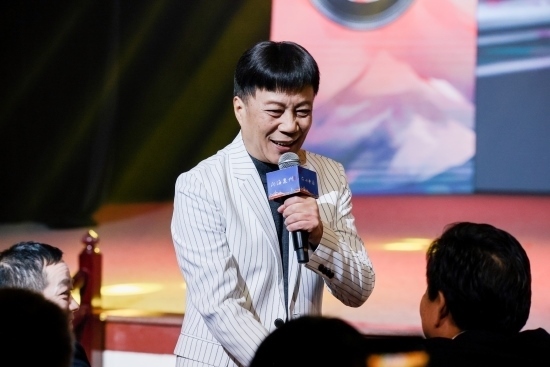 “何以中國·向海泉州”網(wǎng)絡主題活動現(xiàn)場，陳百潭演出時與觀眾互動。泉州廣播電視臺供圖