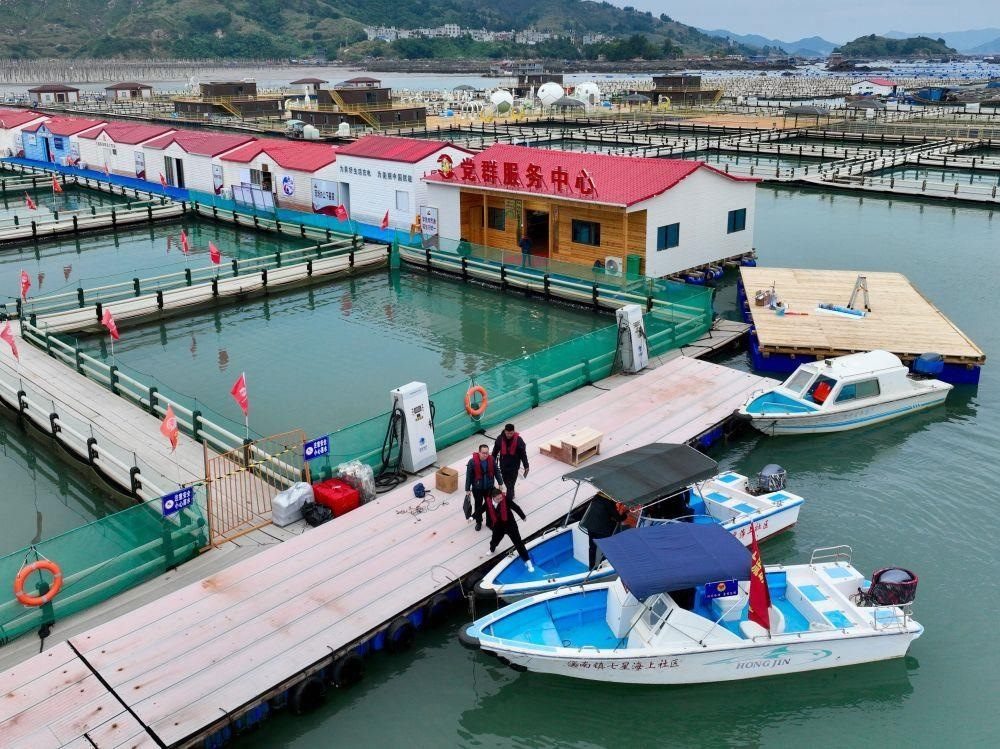 △2023年11月14日，福建寧德市霞浦縣溪南鎮(zhèn)七星海上社區(qū)的工作人員，前往轄區(qū)漁排進行民情走訪。
