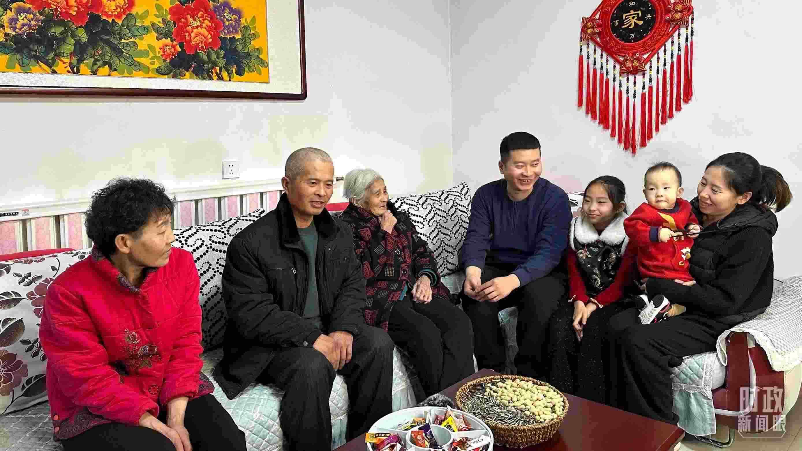 △第六埠村村民杜洪剛一家。（總臺(tái)央視記者趙化拍攝）