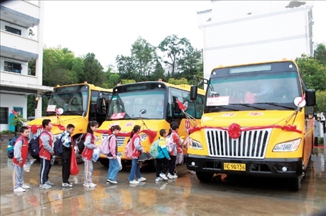 △2023年9月28日，湖北竹山縣校園直通車全域開通后，學生在有序排隊乘車。第二批主題教育開展后，竹山縣將實施農(nóng)村道路暢通工程作為為民辦實事的重要內(nèi)容。