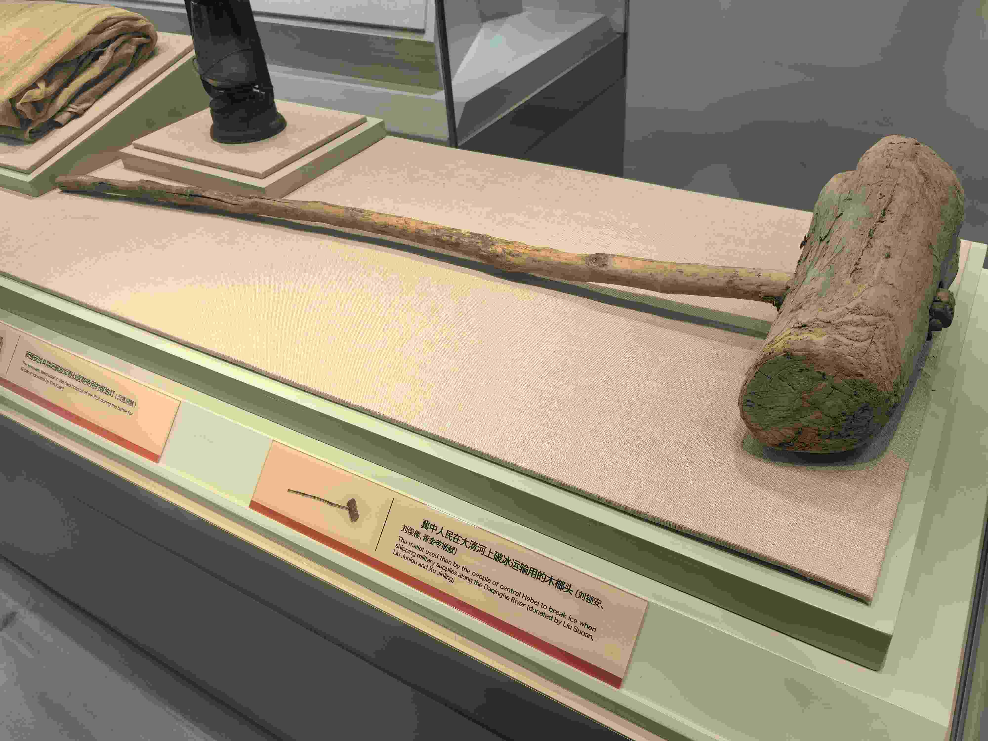 △冀中人民在大清河上破冰運(yùn)輸用的木榔頭。（總臺央廣記者潘毅拍攝）