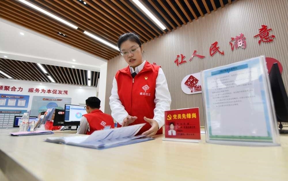 △2023年12月14日，廣西南寧市蟠龍社區(qū)，工作人員在為居民服務。