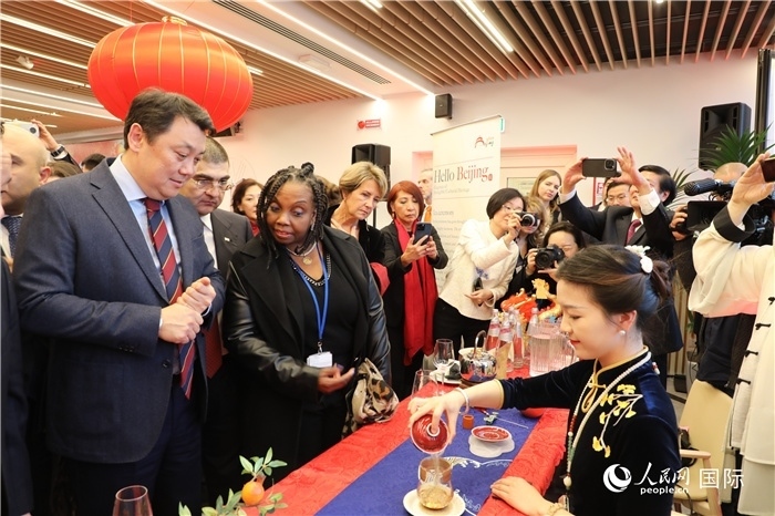 到訪嘉賓欣賞中國(guó)茶藝并品茶。 