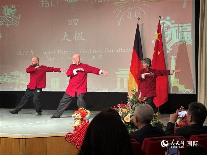太極，表演者：Ingolf Peters、Gerlinde Gundlach、Markus Stüber