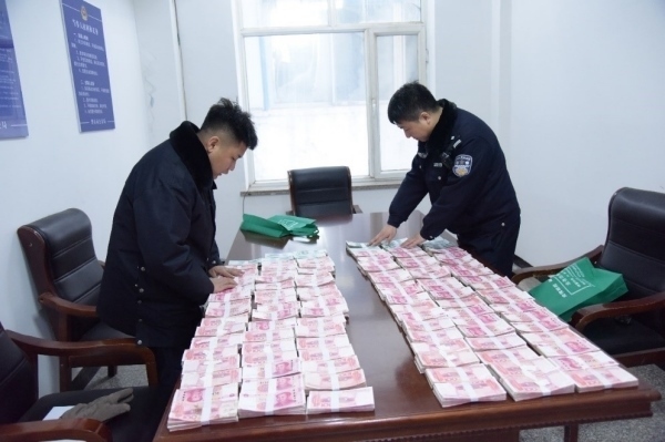 民警清點(diǎn)涉案資金。磐石市公安局供圖