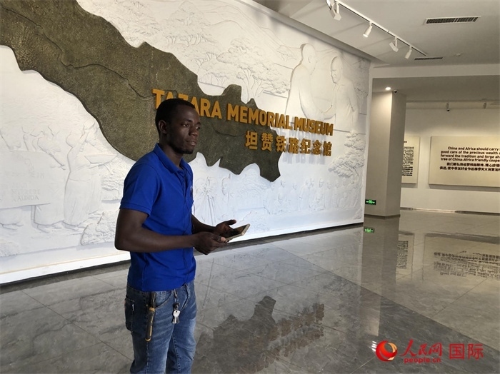 當(dāng)?shù)毓ぷ魅藛T向記者講解。人民網(wǎng)記者 黃培昭攝