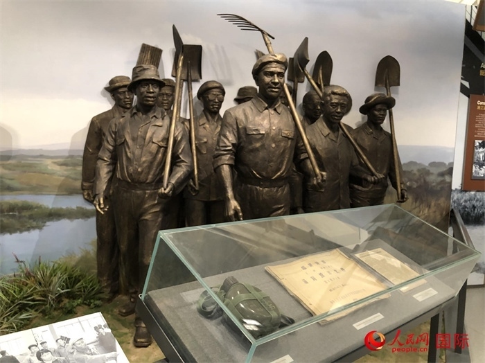 紀(jì)念園中展覽的筑路場(chǎng)景 。人民網(wǎng)記者 黃培昭攝