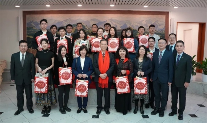 中國駐瑞典大使館崔愛民與留學生代表和華校負責人合影。 中國駐瑞典大使館供圖