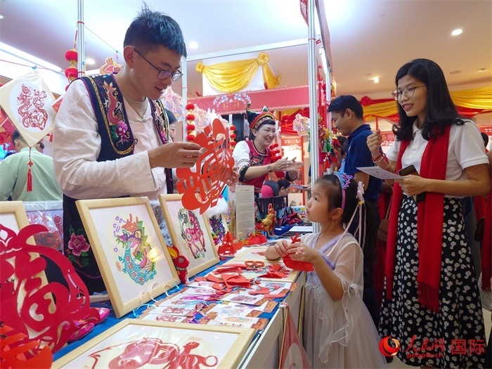 活動現(xiàn)場的剪紙展示。人民網(wǎng)記者 謝佳君攝