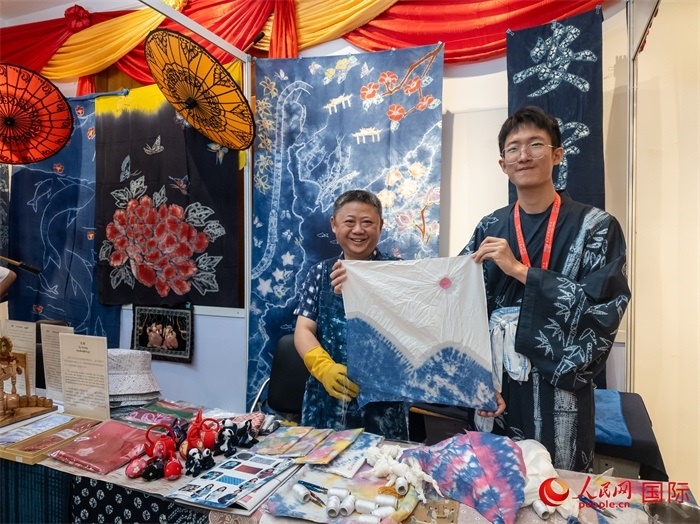 活動現(xiàn)場的扎染展示。人民網(wǎng)記者 謝佳君攝