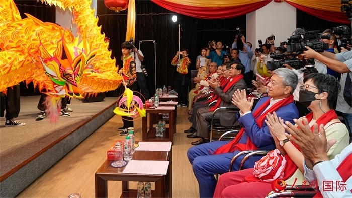 嘉賓觀看傳統(tǒng)舞龍表演。人民網(wǎng)記者 謝佳君攝