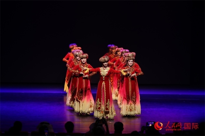 2日在阿聯(lián)酋迪拜舉行的大型音舞詩畫《新疆是個好地方》文藝演出。人民網(wǎng)記者任皓宇攝