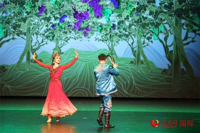 2日在阿聯(lián)酋迪拜舉行的大型音舞詩畫《新疆是個好地方》文藝演出。人民網(wǎng)記者 任皓宇攝