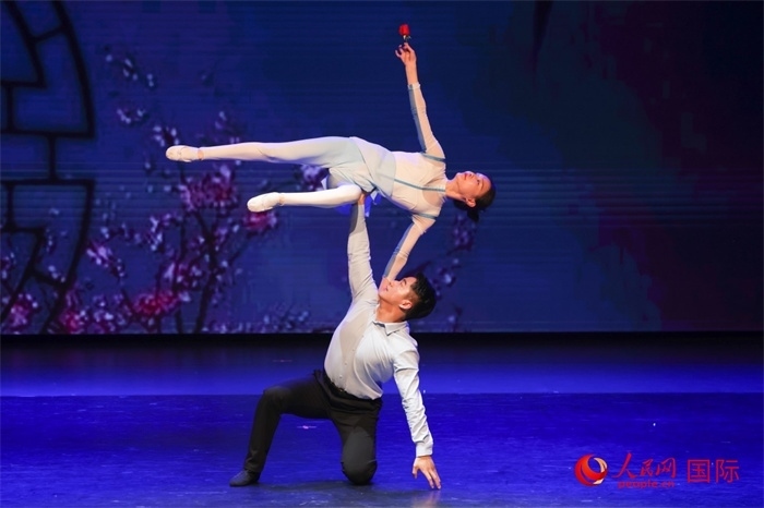 2日在阿聯(lián)酋迪拜舉行的大型音舞詩畫《新疆是個好地方》文藝演出。人民網(wǎng)記者 任皓宇攝