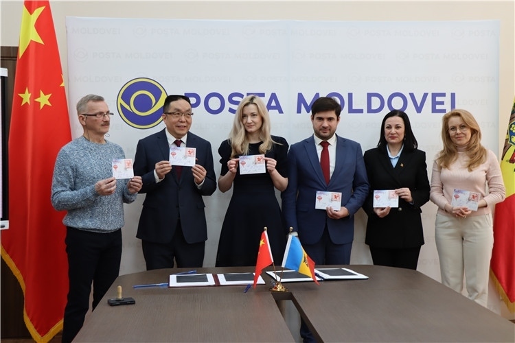 摩爾多瓦首發(fā)龍年生肖郵票。中國駐摩爾多瓦大使館供圖