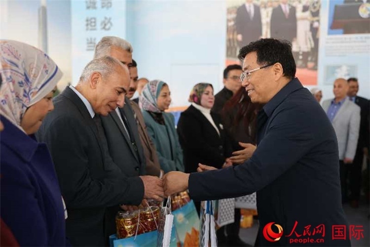 中建埃及分公司董事長常偉才為埃及師生發(fā)放新年禮包。人民網(wǎng)記者 黃培昭攝