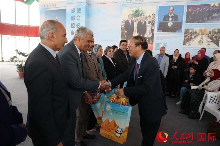 中國駐埃及使館教科處盧春生公參為埃及師生發(fā)放新年禮包。人民網(wǎng)記者 黃培昭攝