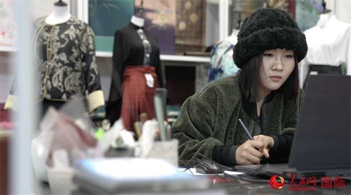 1月23日，在山東省菏澤市曹縣有愛云倉直播基地，張子晨正在設計漢服。 人民網(wǎng)記者 袁蒙攝