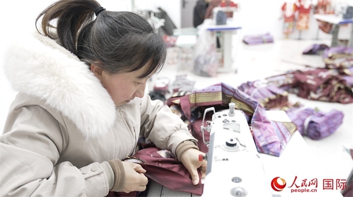1月24日，在山東省菏澤市曹縣大集鎮(zhèn)云牧服飾有限公司，高燕正在縫制馬面裙。 人民網(wǎng)記者 袁蒙攝