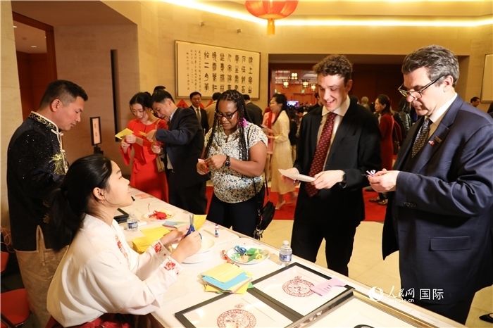 圖為美國民眾體驗(yàn)中國春節(jié)民俗。人民網(wǎng)記者 李志偉攝